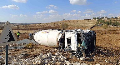Mardin'de devrilen beton mikserinin sürücüsü yaralandı