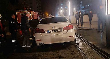 Mardin'de lüks otomobil alev alev yandı