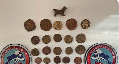 Mardin'de tarihi eser operasyonu: 45 sikke ve hayvan figürlü heykel ele geçirildi