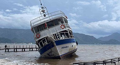 Marmaris'te iskeleye çarpan tekne karaya oturdu