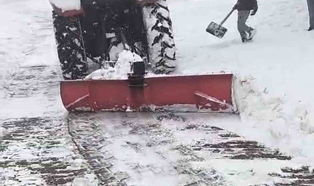 Mazıdağı'nda traktörlerin arkasına bağlanan aparatlarla kar temizleme çalışması yaptılar