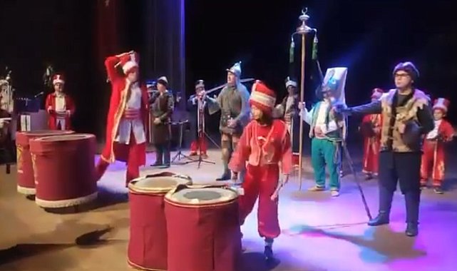 Mehteranda kösü düşmana vurur gibi vuran genç sosyal medyayı salladı
