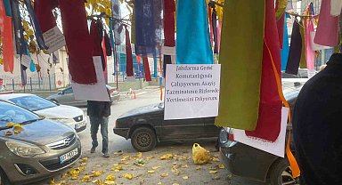 Memurlar bakanlığın önündeki ağacı 'dilek ağacı'na çevirdi