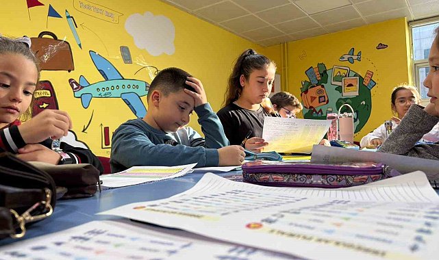 Menteşe'de çocuklar İngilizceyi eğlenerek öğreniyor