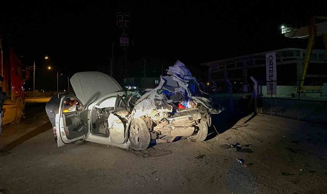 Menteşe'de tıra arkadan çarpan otomobil, hurda yığınına döndü: 1 ölü, 1 ağır yaralı