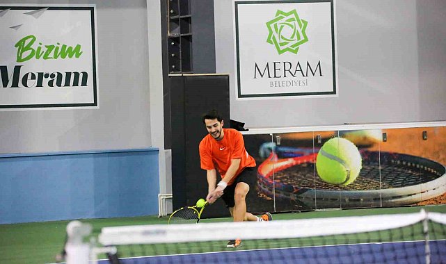 Meram'da aileler kortta buluşuyor