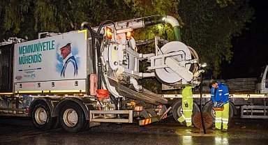 Mersin Büyükşehir Belediyesi ve MESKİ ekipleri gece boyunca görev yaptı