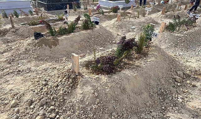Mersin'de komşusu tarafından öldürülen anne ve oğlu toprağa verildi