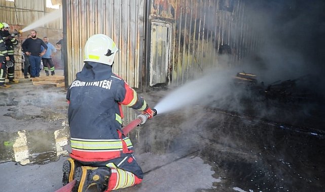 Mersin'de palet imalathanesinde çıkan yangın kontrol altına alındı