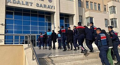 Mersin'de tekneye kaçak sigara operasyonu: 6 tutuklama