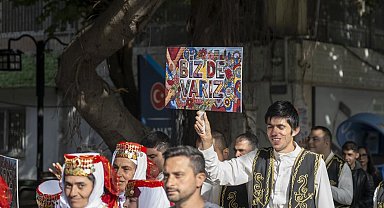 Mersin'de 'Biz de Varız' yürüyüşü