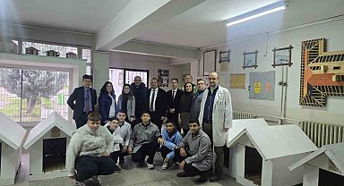 Meslek liselilerden sokak hayvanlarına kulübe desteği