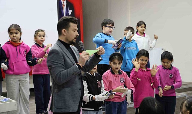 Mezun olduğu okulda teknoloji bağımlılığından kurtulma yollarını oyunla anlattı