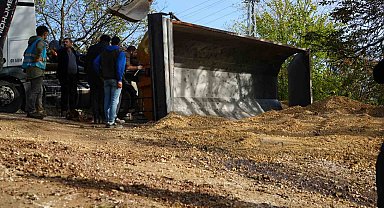 Mıcır yüklü kamyonun damperi devrildi, sürücü bayıldı