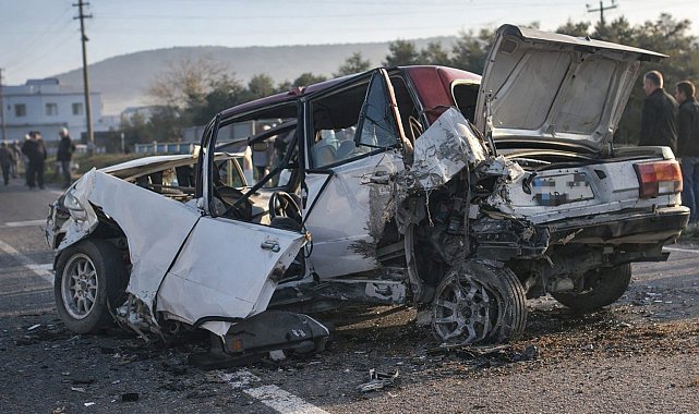 Milas'ta zincirleme kaza, Tofaş araç teneke kutu gibi ezildi