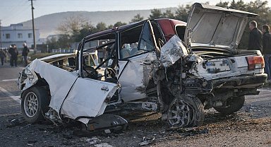 Milas'ta zincirleme kaza, Tofaş araç teneke kutu gibi ezildi