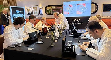 Milyonluk İsviçre saatlerini parçalayıp topladılar