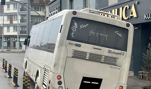 Minibüs caddedeki çukur yüzünden az kalsın devriliyordu