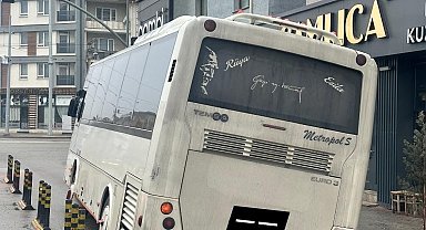 Minibüs caddedeki çukur yüzünden az kalsın devriliyordu