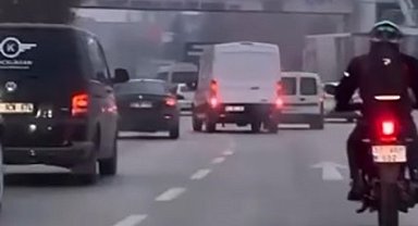 Minibüs sürücüsü makas atarak trafiği tehlikeye düşürdü