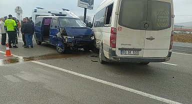 Minibüslerin çarpıştığı kazada 7 kişi yaralandı
