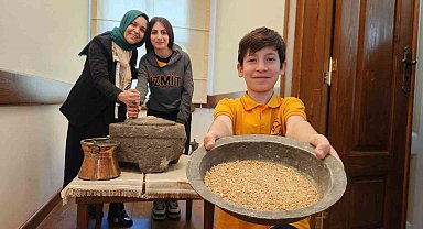 Minik eller taş değirmende buğday öğüttü, zeytin kurdu