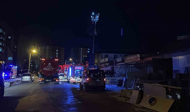 Mobilya imalathanesinde çıkan yangın paniğe neden oldu