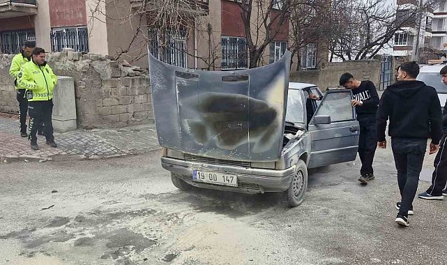 Motor kısmı tutuşan otomobili yanmaktan itfaiye kurtardı