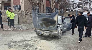 Motor kısmı tutuşan otomobili yanmaktan itfaiye kurtardı