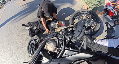 Motosiklet sürücüsü kaskı sayesinde yara almadan kurtuldu