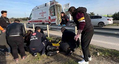 Motosikletle bariyere çarpan üniversite öğrencisi ağır yaralandı