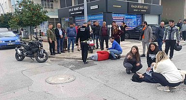 Motosikletler kavşakta çarpıştı, 2 kişi yaralandı: Kaza anı kamerada