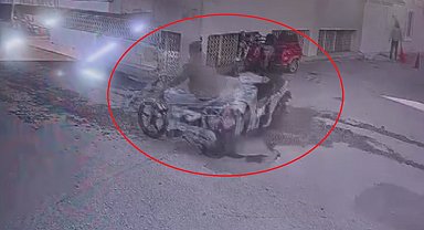 Motosikletlerin kafa kafaya çarpıştığı anlar kameraya yansıdı