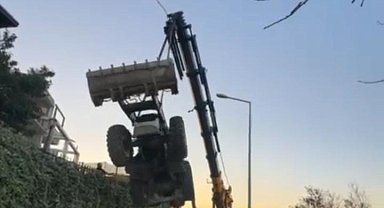 Mudanya'da kepçenin vinçten düştüğü anlar kameraya yansıdı