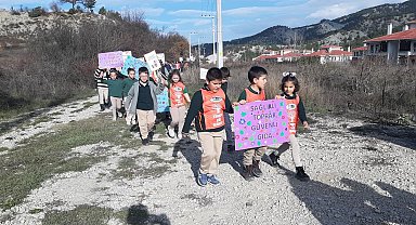 Mudurnu'da öğrenciler erozyon farkındalığı için yürüdü