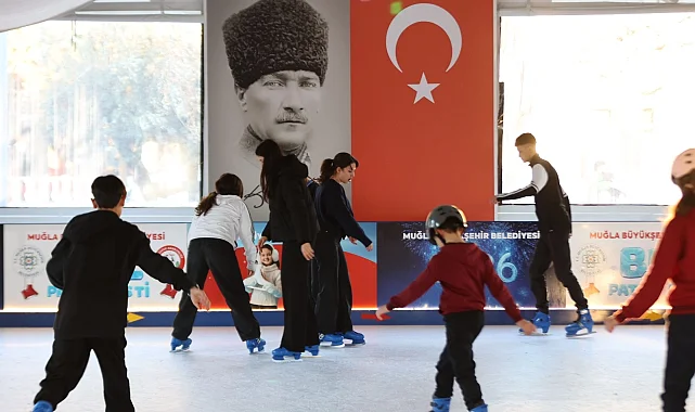 Muğla'da buz paten pistiyle yeni yılı karşılıyor