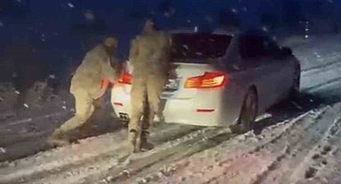 Muş-Bulanık yolunda ulaşıma kar engeli: Jandarma ekipleri rampada mahsur kalan araçları tek tek kurtardı