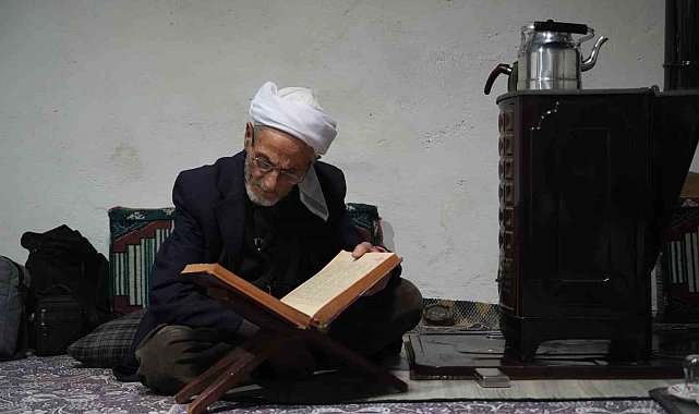 Muş'ta 86 yaşındaki Rüstem dede 50 yıldır sadece çay ve gofretle yaşamını sürdürüyor