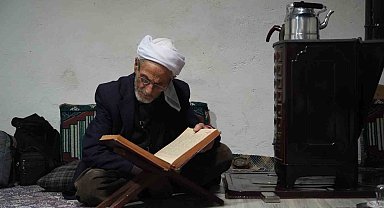 Muş'ta 86 yaşındaki Rüstem dede 50 yıldır sadece çay ve gofretle yaşamını sürdürüyor