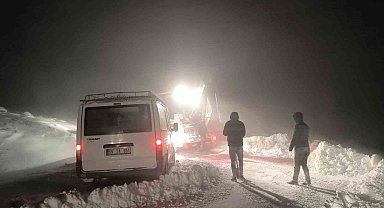 Muş'ta köy yolunda mahsur kalan 7 kişi kurtarıldı