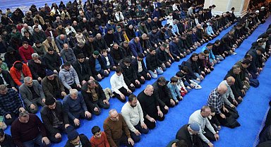 Muş'ta Regaip Kandili'nde vatandaşlar camilere akın etti