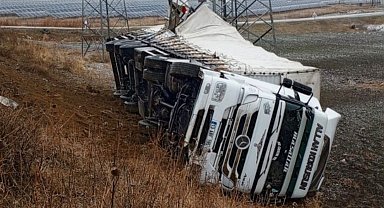 Muş'ta tır şarampole yuvarlandı