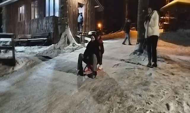 Nebiyan Dağı beyaza büründü, çocuklar gibi eğlendiler