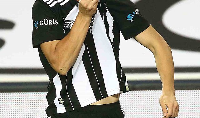 Necip Uysal: "Kariyerime bu forma altında nokta koyacağım"