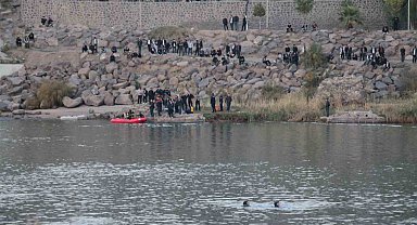 Nehre düşen terliğini almak isterken suya düşen çocuk kayboldu