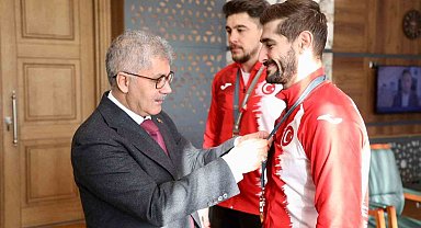 Niğdeli milli güreşçilerden Vali Çelik'e ziyaret