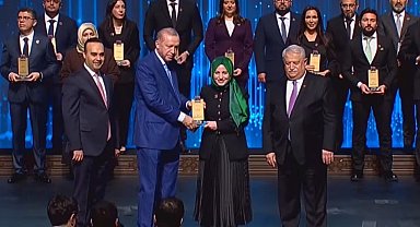 Ödülünü Cumhurbaşkanın elinden aldı