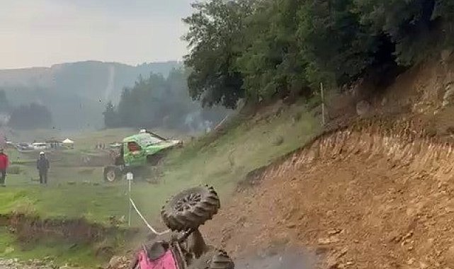 Off-road yarışında kontrolden çıkan araç böyle takla attı