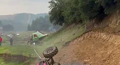 Off-road yarışında kontrolden çıkan araç böyle takla attı