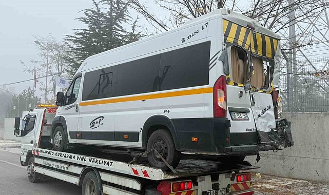 Öğrenci servisi, tır ve hafif ticari aracın karıştığı kazada 20 kişi yaralandı